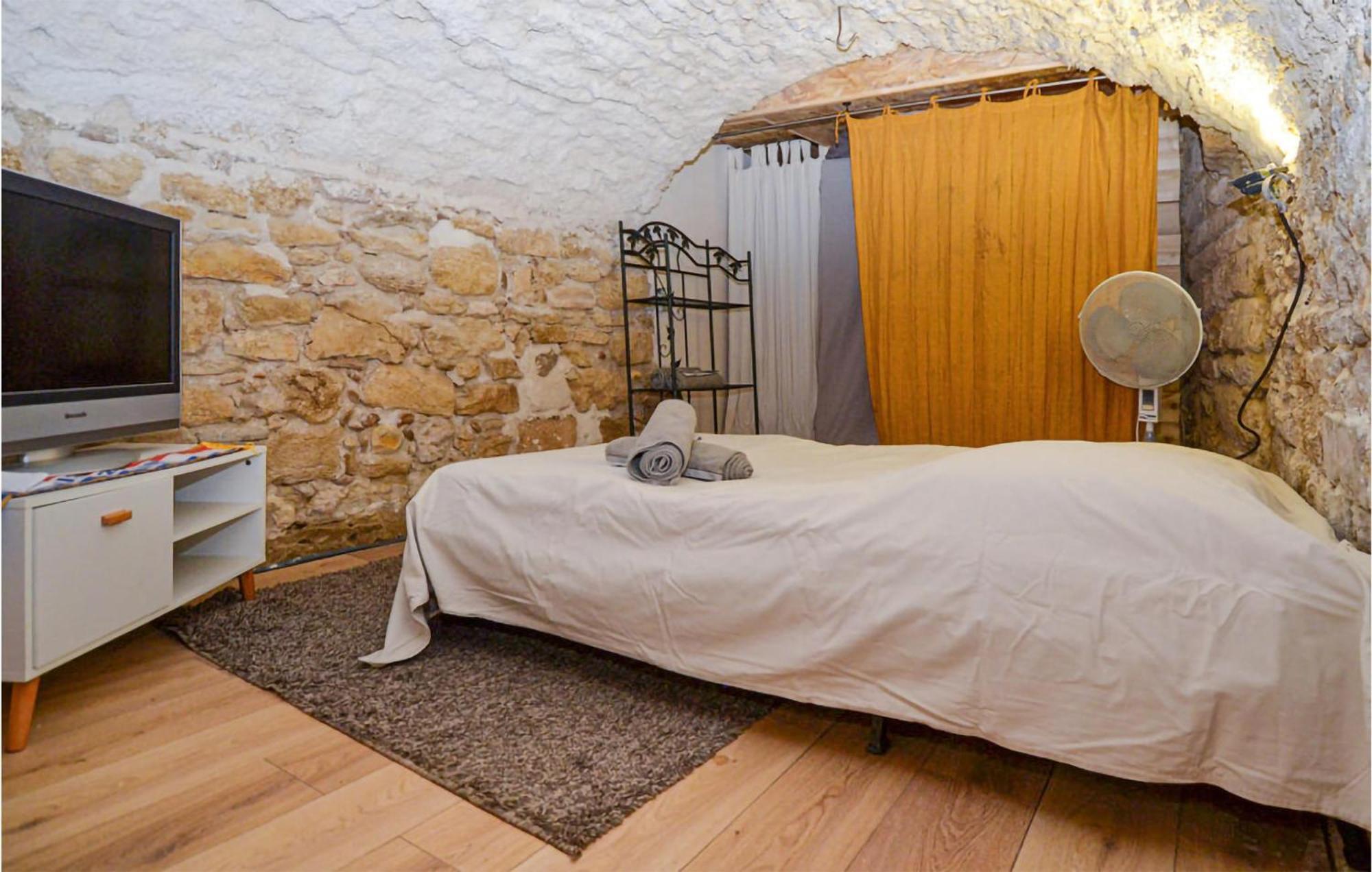 Awesome Apartment In Pujaut With Swimming Pool Extérieur photo